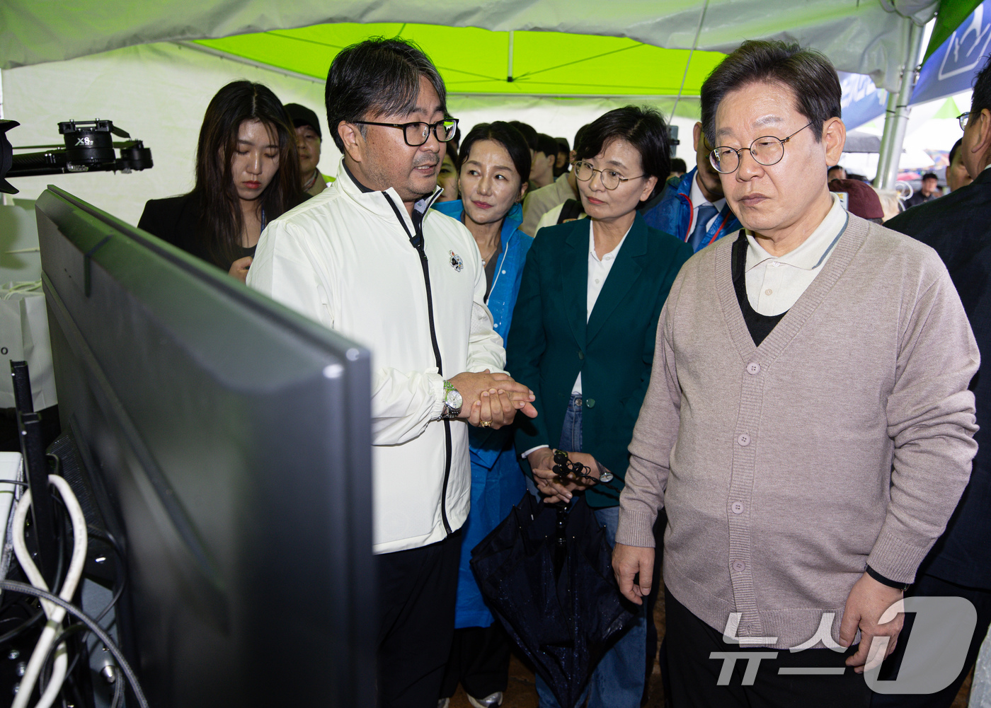 (김천=뉴스1) 이재명 기자 = 3차 경청투어에 나선 이재명 더불어민주당 대통령 후보가 9일 오후 경북 김천시 김천실내체육관 일대에서 열린 제63회 경북도민체육대회에 마련된 4차산 …