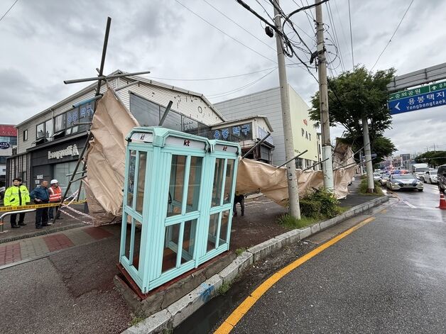 지붕 날아가고 비계 무너져…광주·전남 강풍에 피해 속출(종합2보)