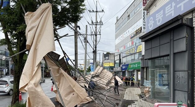 강한 바람에 인도로 쓰러진 비계