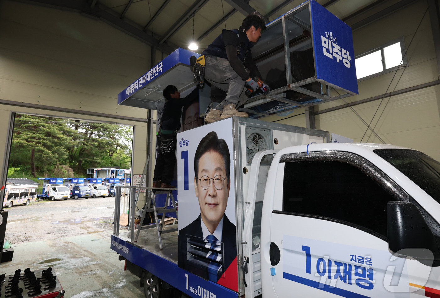 (금산=뉴스1) 김기태 기자 = 제21대 대통령 선거 공식 선거운동을 앞두고 9일 충남 금산 차량광고업체에서 관계자들이 대통령 후보 선거운동 유세차량을 제작하고 있다. 2025.5 …