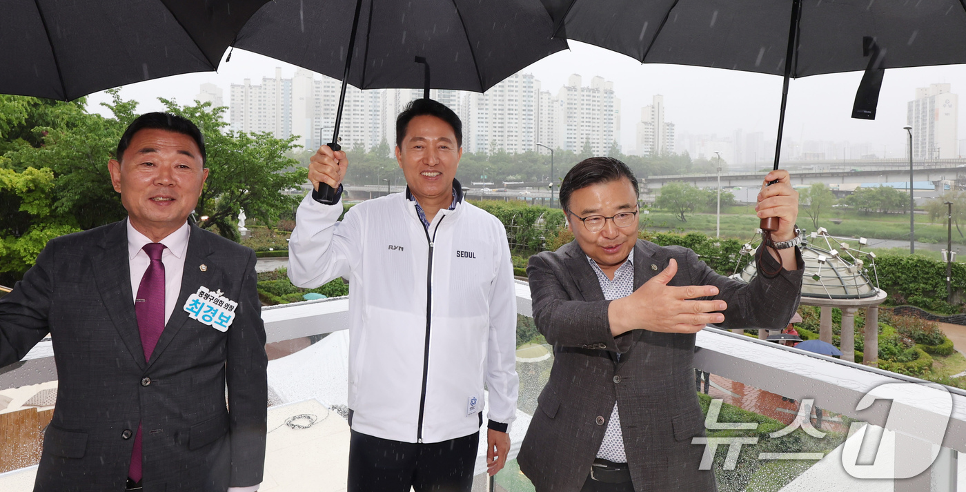 (서울=뉴스1) 장수영 기자 = 오세훈 서울시장이 9일 오후 서울 중랑장미공원에서 열린 묵동천 수변활력거점 조성사업 준공행사를 마친 뒤 류경기 중랑구청장, 최경보 중랑구의회 의장과 …
