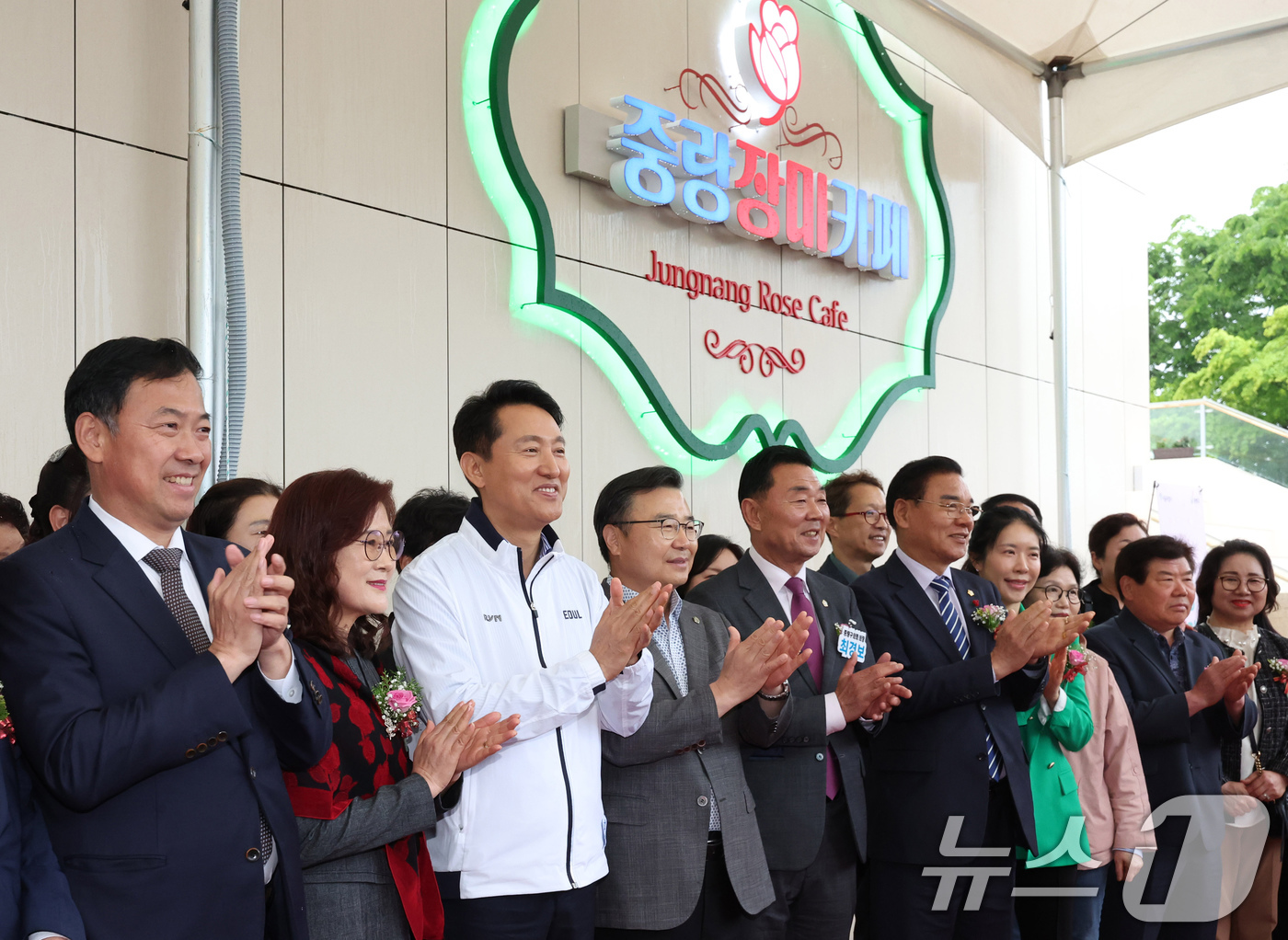 (서울=뉴스1) 장수영 기자 = 오세훈 서울시장과 류경기 중랑구청장, 최경보 중랑구의회 의장이 9일 서울 중랑구 중랑장미공원에서 열린 묵동천 수변활력거점 조성사업 준공 행사에서 주 …