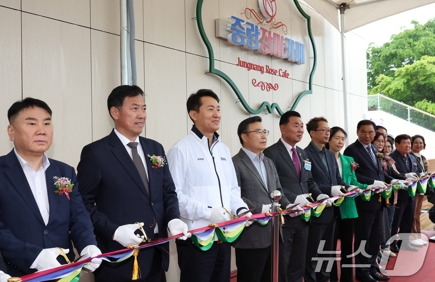 (서울=뉴스1) 장수영 기자 = 오세훈 서울시장(왼쪽 세번째부터), 류경기 중랑구청장, 최경보 중랑구의회 의장이 9일 서울 중랑구 중랑장미공원에서 열린 묵동천 수변활력거점 조성사업 …