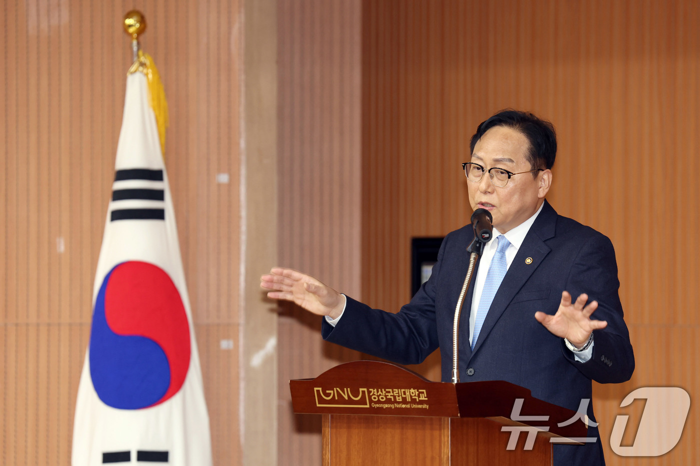 (서울=뉴스1) 이연주 기자 = 정인교 산업통상자원부 통상교섭본부장이 9일 경상남도 진주시에 위치한 경상국립대학교에서 열린 '기술안보 컨퍼런스'에서 인사말을 하고 있다. (산업통상 …