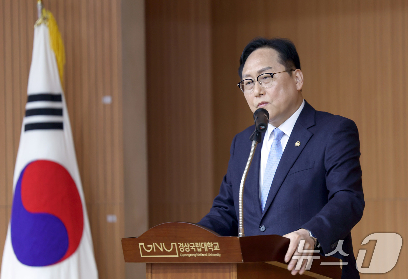 (서울=뉴스1) 이연주 기자 = 정인교 산업통상자원부 통상교섭본부장이 9일 경상남도 진주시에 위치한 경상국립대학교에서 열린 '기술안보 컨퍼런스'에서 인사말을 하고 있다. (산업통상 …