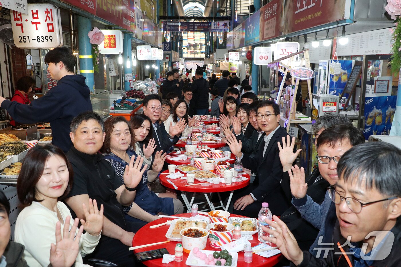 본문 이미지 - 지난 2일 정광열 도 경제부지사는 경제국 직원들과 함께 춘천 후평 어울야시장을 찾아 상인들을 격려하고 소비촉진 캠페인을 펼쳤다.&#40;강원도 제공. 재판매 및 DB금지&#41;/뉴스1