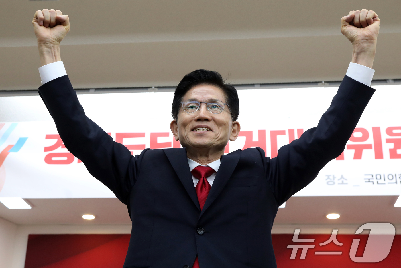 (서울=뉴스1) 김민지 기자 = 김문수 국민의힘 대통령 후보가 9일 경기 수원시 국민의힘 경기도당에서 열린 경기도당 선거대책위원회 발대식에서 주먹을 불끈 쥐어보이고 있다. (김문수 …