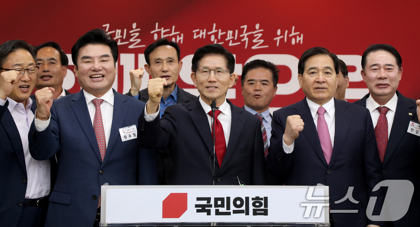(서울=뉴스1) 김민지 기자 = 김문수 국민의힘 대통령 후보가 9일 경기 수원시 국민의힘 경기도당에서 열린 경기도당 선거대책위원회 발대식에서 참석자들과 기념촬영을 하고 있다. (김 …