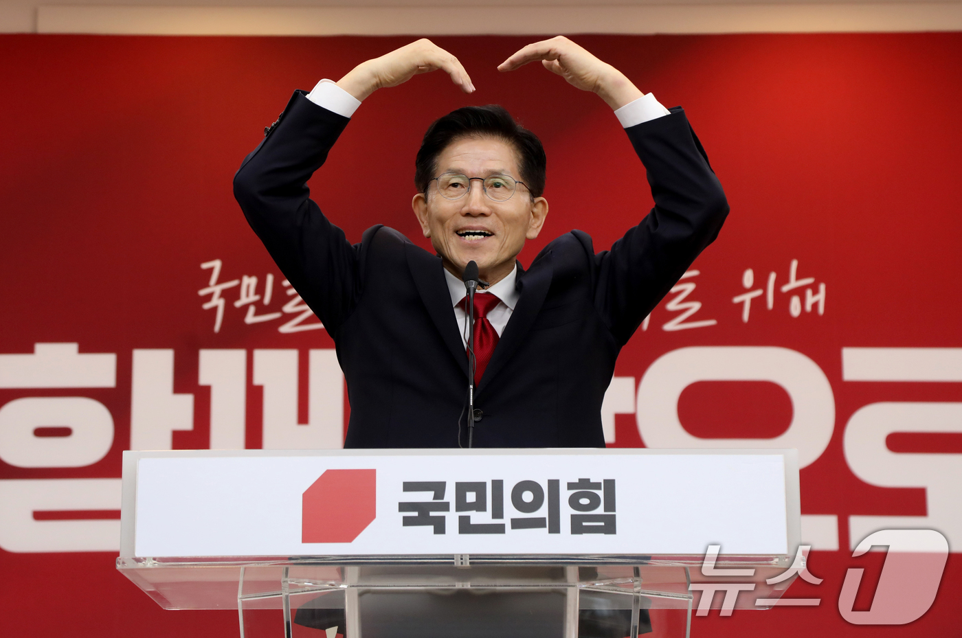 (서울=뉴스1) 김민지 기자 = 김문수 국민의힘 대통령 후보가 9일 경기 수원시 국민의힘 경기도당에서 열린 경기도당 선거대책위원회 발대식에서 참석자들과 인하고 있다. (김문수 캠프 …