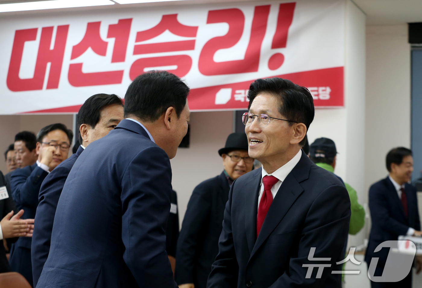 (서울=뉴스1) 김민지 기자 = 김문수 국민의힘 대통령 후보가 9일 경기 수원시 국민의힘 경기도당에서 열린 경기도당 선거대책위원회 발대식에서 참석자들과 인사하고 있다. (김문수 캠 …