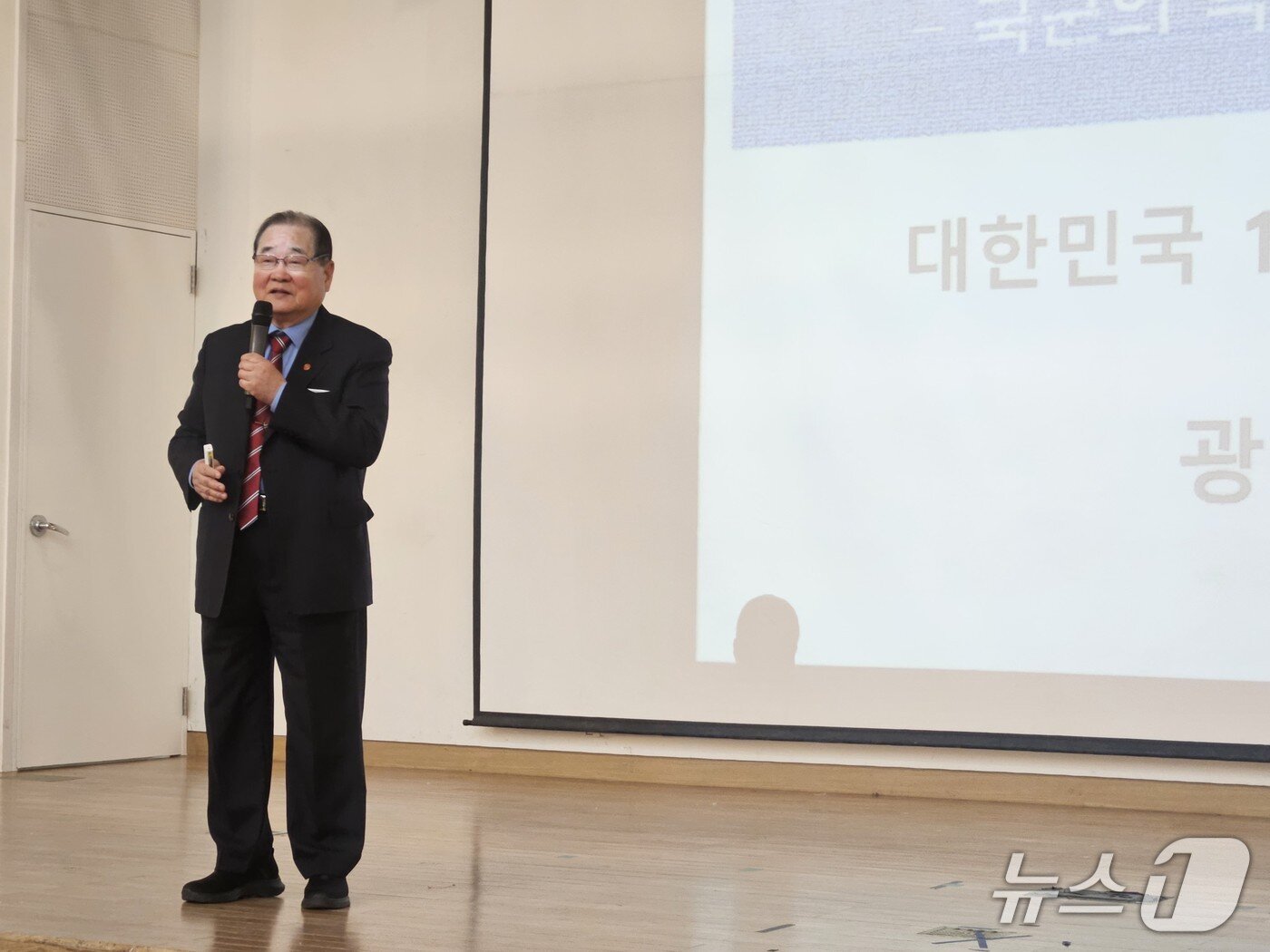 본문 이미지 - 이종찬 광복회장이 9일 춘천시청 1층 대회의실에서 '광복 80주년과 국군의 정통성'을 주제로 강연을 하고 있다.2025.5.9 한귀섭 기자