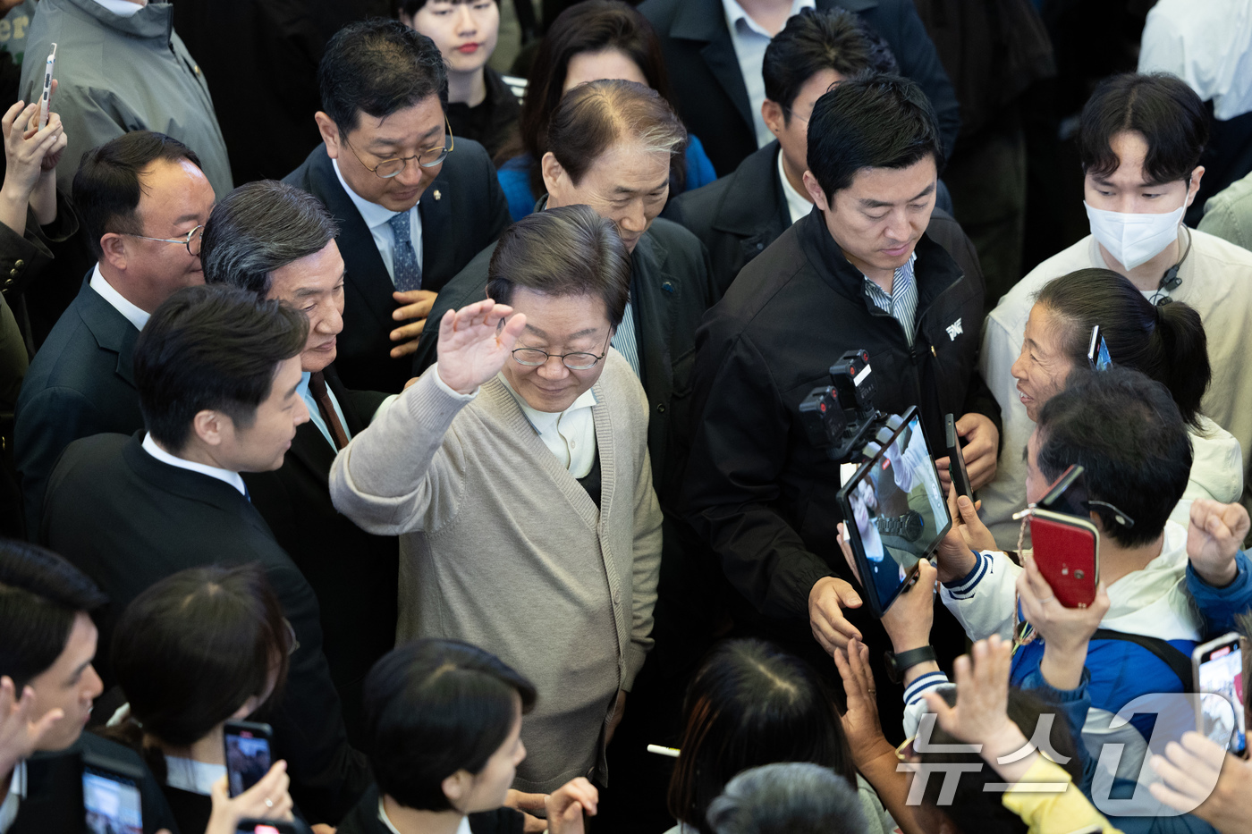 (성주=뉴스1) 이재명 기자 = 3차 경청투어에 나선 이재명 더불어민주당 대통령 후보가 9일 오후 경북 성주군 성주전통시장에서 시민들에게 인사하고 있다. 2025.5.9/뉴스1