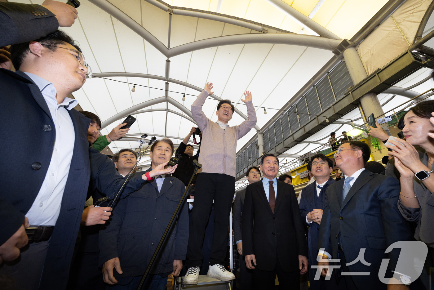 (성주=뉴스1) 이재명 기자 = 3차 경청투어에 나선 이재명 더불어민주당 대통령 후보가 9일 오후 경북 성주군 성주전통시장에서 연설을 하고 있다. 2025.5.9/뉴스1