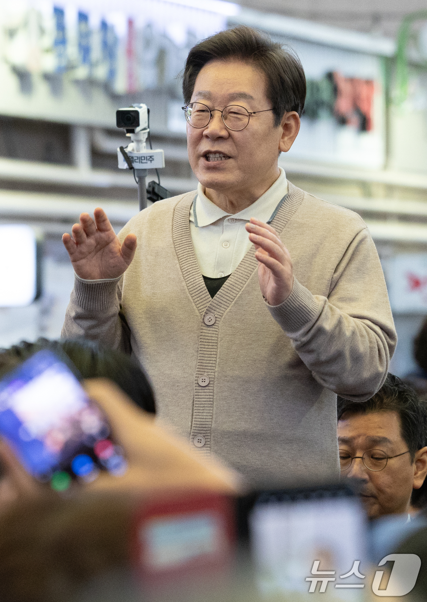 (성주=뉴스1) 이재명 기자 = 3차 경청투어에 나선 이재명 더불어민주당 대통령 후보가 9일 오후 경북 성주군 성주전통시장에서 연설을 하고 있다. 2025.5.9/뉴스1