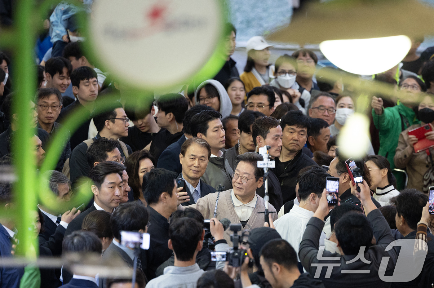 (성주=뉴스1) 이재명 기자 = 3차 경청투어에 나선 이재명 더불어민주당 대통령 후보가 9일 오후 경북 성주군 성주전통시장에서 시민들에게 인사하고 있다. 2025.5.9/뉴스1