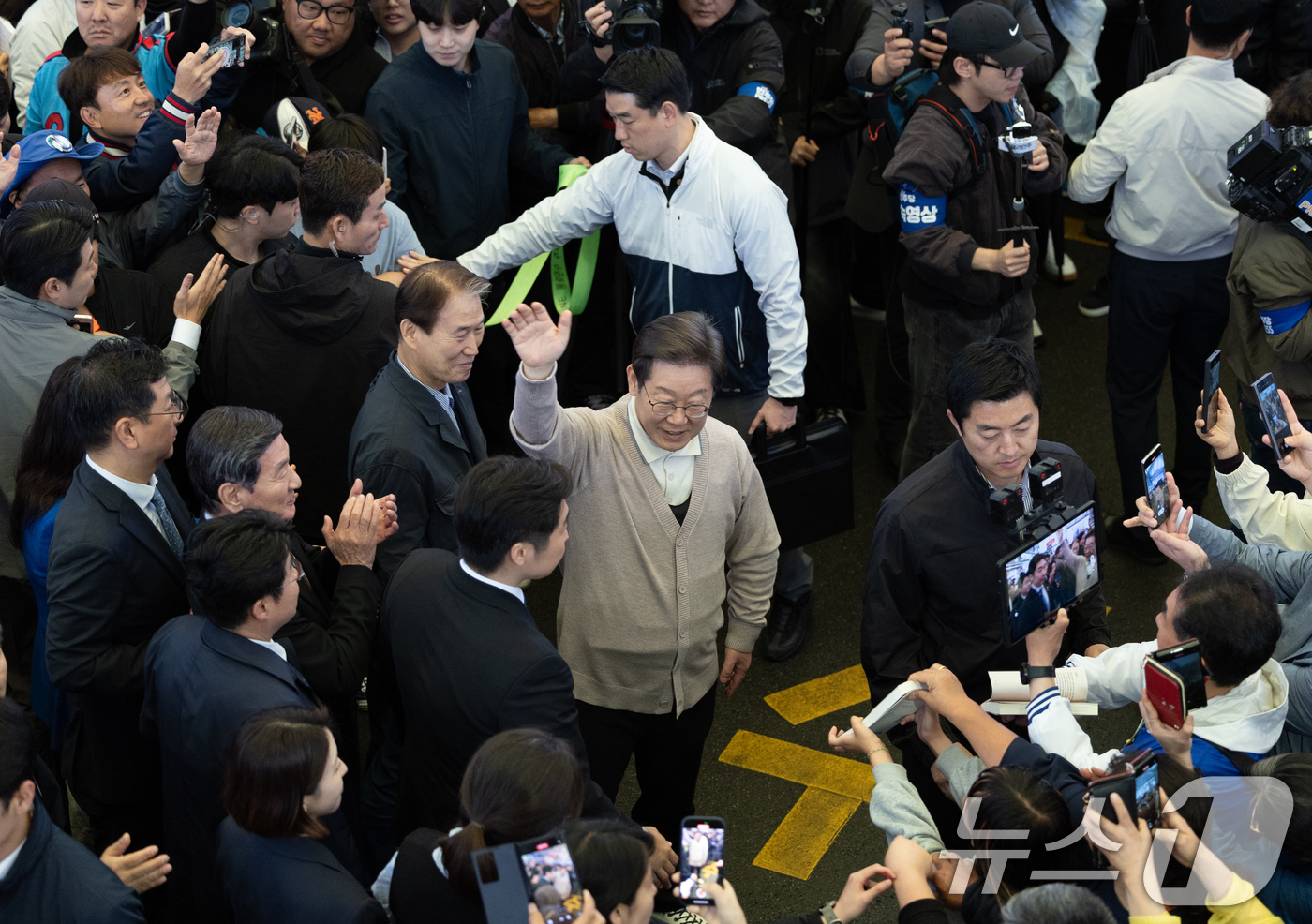 (성주=뉴스1) 이재명 기자 = 3차 경청투어에 나선 이재명 더불어민주당 대통령 후보가 9일 오후 경북 성주군 성주전통시장에서 시민들에게 인사하고 있다. 2025.5.9/뉴스1