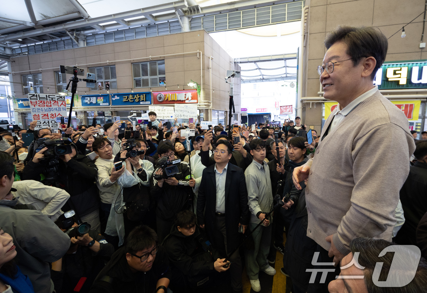 (성주=뉴스1) 이재명 기자 = 3차 경청투어에 나선 이재명 더불어민주당 대통령 후보가 9일 오후 경북 성주군 성주전통시장에서 연설을 하고 있다. 2025.5.9/뉴스1