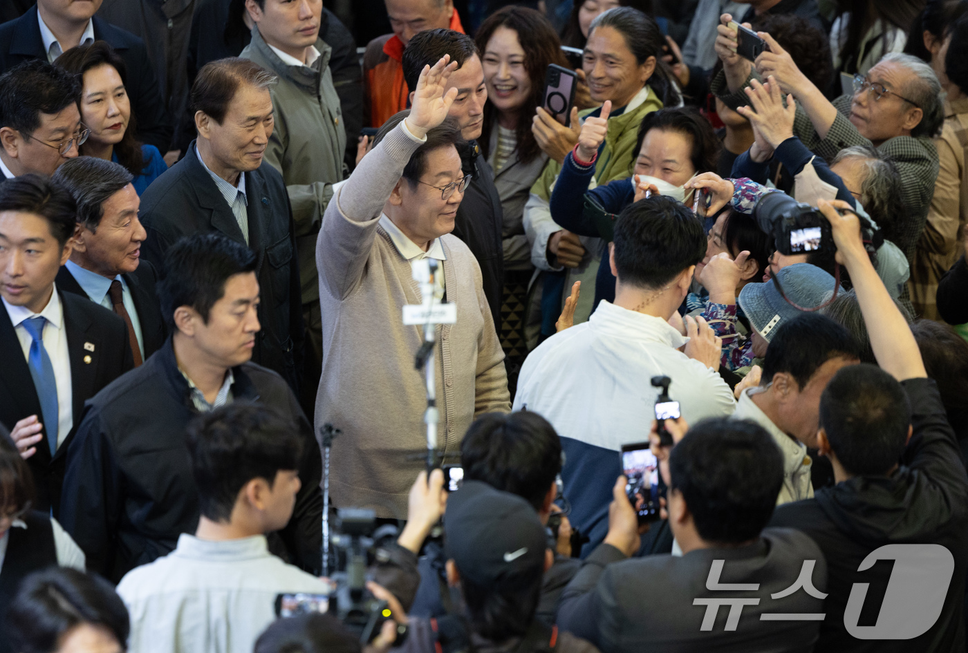 (성주=뉴스1) 이재명 기자 = 3차 경청투어에 나선 이재명 더불어민주당 대통령 후보가 9일 오후 경북 성주군 성주전통시장에서 시민들에게 인사하고 있다. 2025.5.9/뉴스1