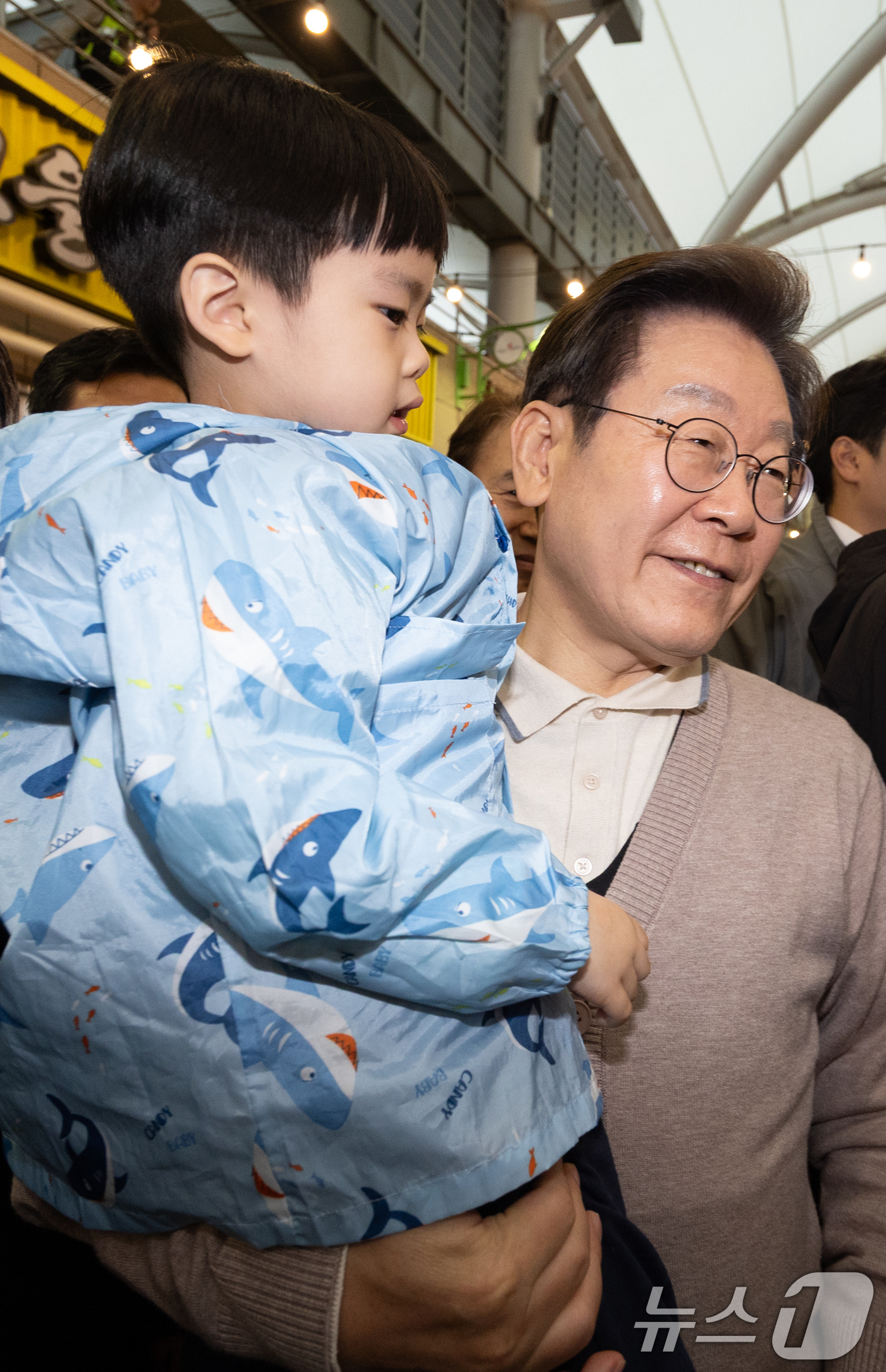 (성주=뉴스1) 이재명 기자 = 3차 경청투어에 나선 이재명 더불어민주당 대통령 후보가 9일 오후 경북 성주군 성주전통시장에서 어린이와 함께 기념촬영을 하고 있다. 2025.5.9 …