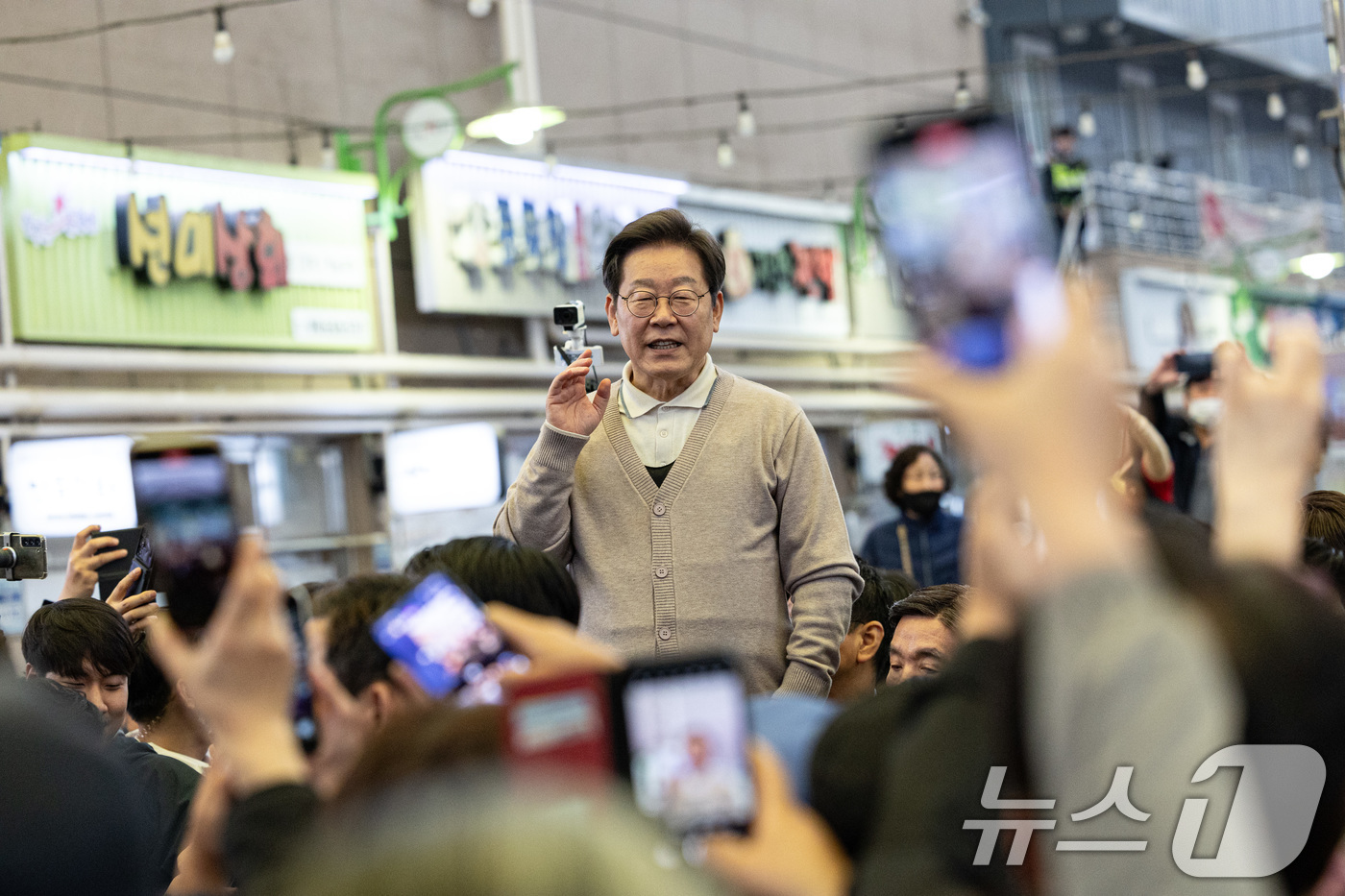 (성주=뉴스1) 이재명 기자 = 3차 경청투어에 나선 이재명 더불어민주당 대통령 후보가 9일 오후 경북 성주군 성주전통시장에서 연설을 하고 있다. 2025.5.9/뉴스1