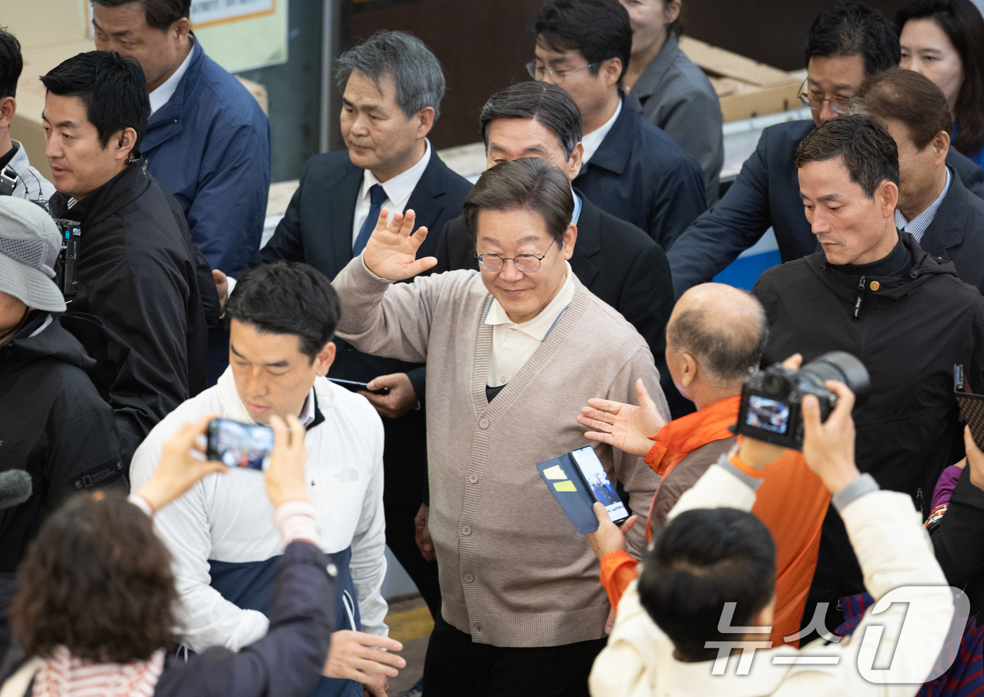 (성주=뉴스1) 이재명 기자 = 3차 경청투어에 나선 이재명 더불어민주당 대통령 후보가 9일 오후 경북 성주군 성주전통시장에서 시민들에게 인사하고 있다. 2025.5.9/뉴스1