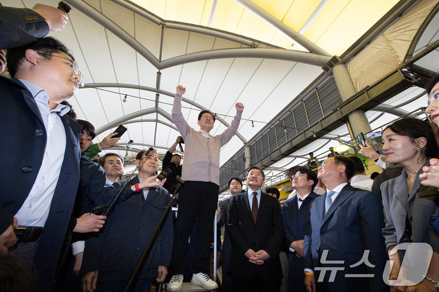 (성주=뉴스1) 이재명 기자 = 3차 경청투어에 나선 이재명 더불어민주당 대통령 후보가 9일 오후 경북 성주군 성주전통시장에서 연설을 하고 있다. 2025.5.9/뉴스1