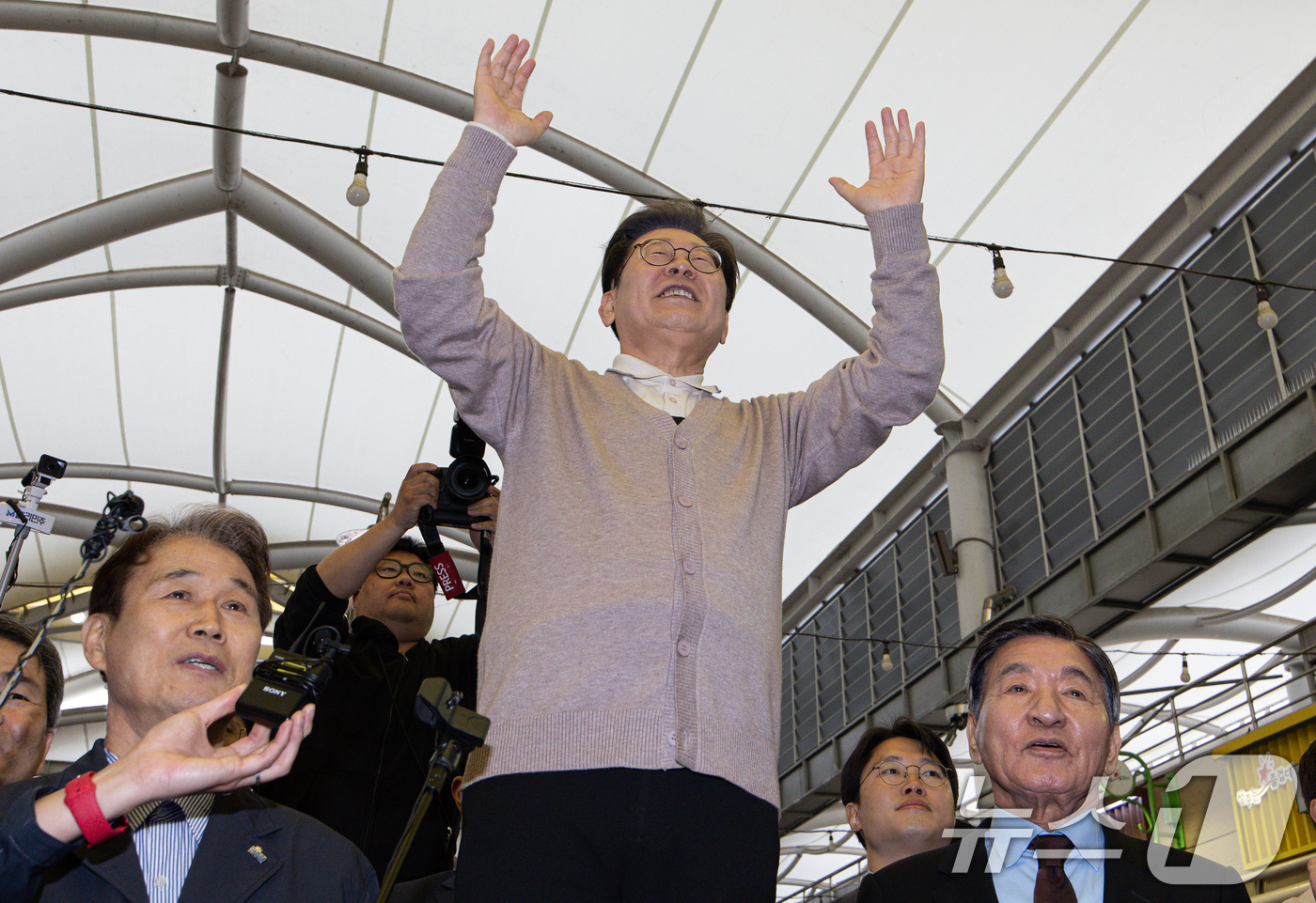 (성주=뉴스1) 이재명 기자 = 3차 경청투어에 나선 이재명 더불어민주당 대통령 후보가 9일 오후 경북 성주군 성주전통시장에서 연설을 하고 있다. 2025.5.9/뉴스1