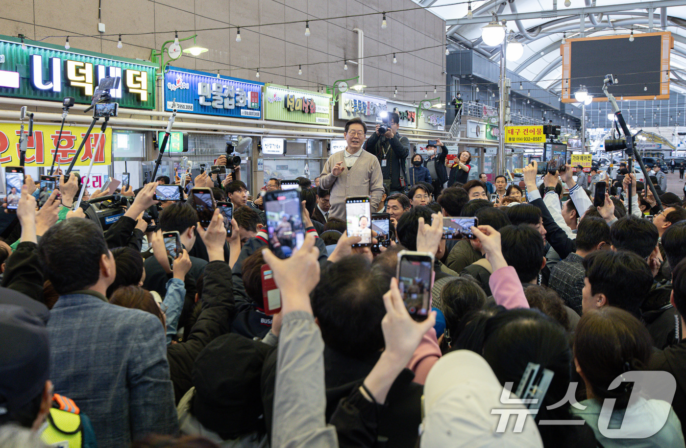 (성주=뉴스1) 이재명 기자 = 3차 경청투어에 나선 이재명 더불어민주당 대통령 후보가 9일 오후 경북 성주군 성주전통시장에서 연설을 하고 있다. 2025.5.9/뉴스1