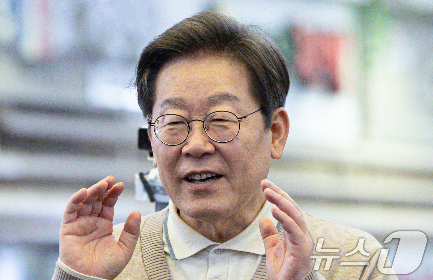 (성주=뉴스1) 이재명 기자 = 3차 경청투어에 나선 이재명 더불어민주당 대통령 후보가 9일 오후 경북 성주군 성주전통시장에서 연설을 하고 있다. 2025.5.9/뉴스1