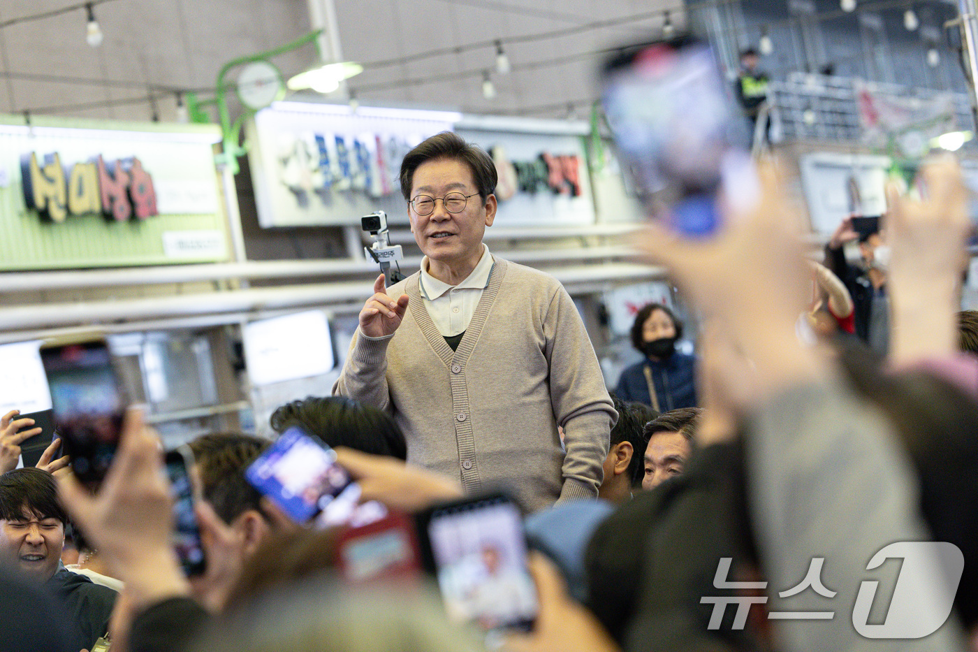 (성주=뉴스1) 이재명 기자 = 3차 경청투어에 나선 이재명 더불어민주당 대통령 후보가 9일 오후 경북 성주군 성주전통시장에서 연설을 하고 있다. 2025.5.9/뉴스1