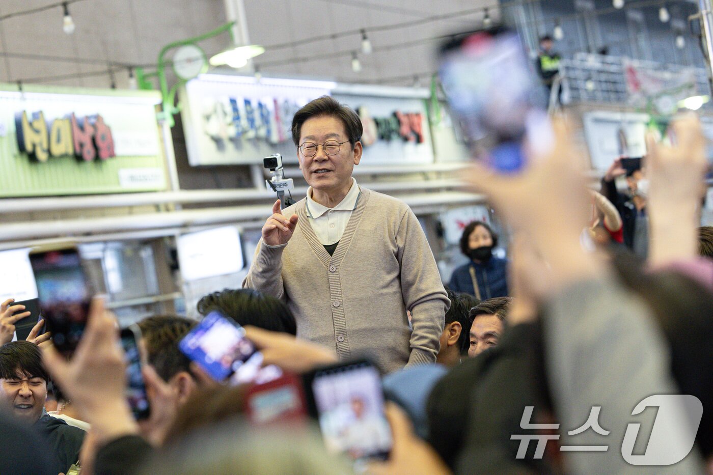 본문 이미지 - 3차 경청투어에 나선 이재명 더불어민주당 대통령 후보가 9일 오후 경북 성주군 성주전통시장에서 연설을 하고 있다. 2025.5.9/뉴스1 ⓒ News1 이재명 기자