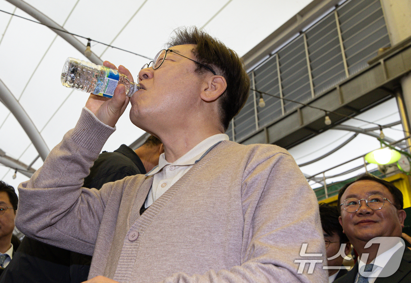 (성주=뉴스1) 이재명 기자 = 3차 경청투어에 나선 이재명 더불어민주당 대통령 후보가 9일 오후 경북 성주군 성주전통시장에서 연설을 마친 후 물을 마시고 있다. 2025.5.9/ …