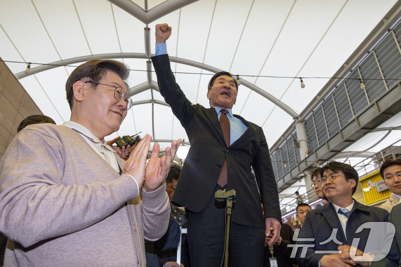(성주=뉴스1) 이재명 기자 = 3차 경청투어에 나선 이재명 더불어민주당 대통령 후보가 9일 오후 경북 성주군 성주전통시장에서 관계자들의 발언을 들으며 박수를 치고 있다. 2025 …