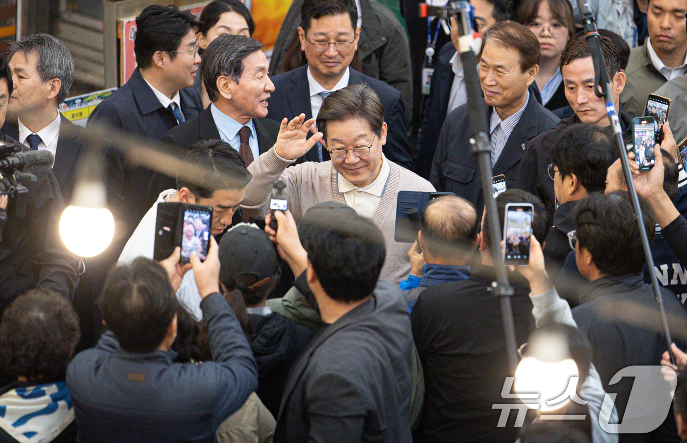 (성주=뉴스1) 이재명 기자 = 3차 경청투어에 나선 이재명 더불어민주당 대통령 후보가 9일 오후 경북 성주군 성주전통시장에서 시민들에게 인사하고 있다. 2025.5.9/뉴스1