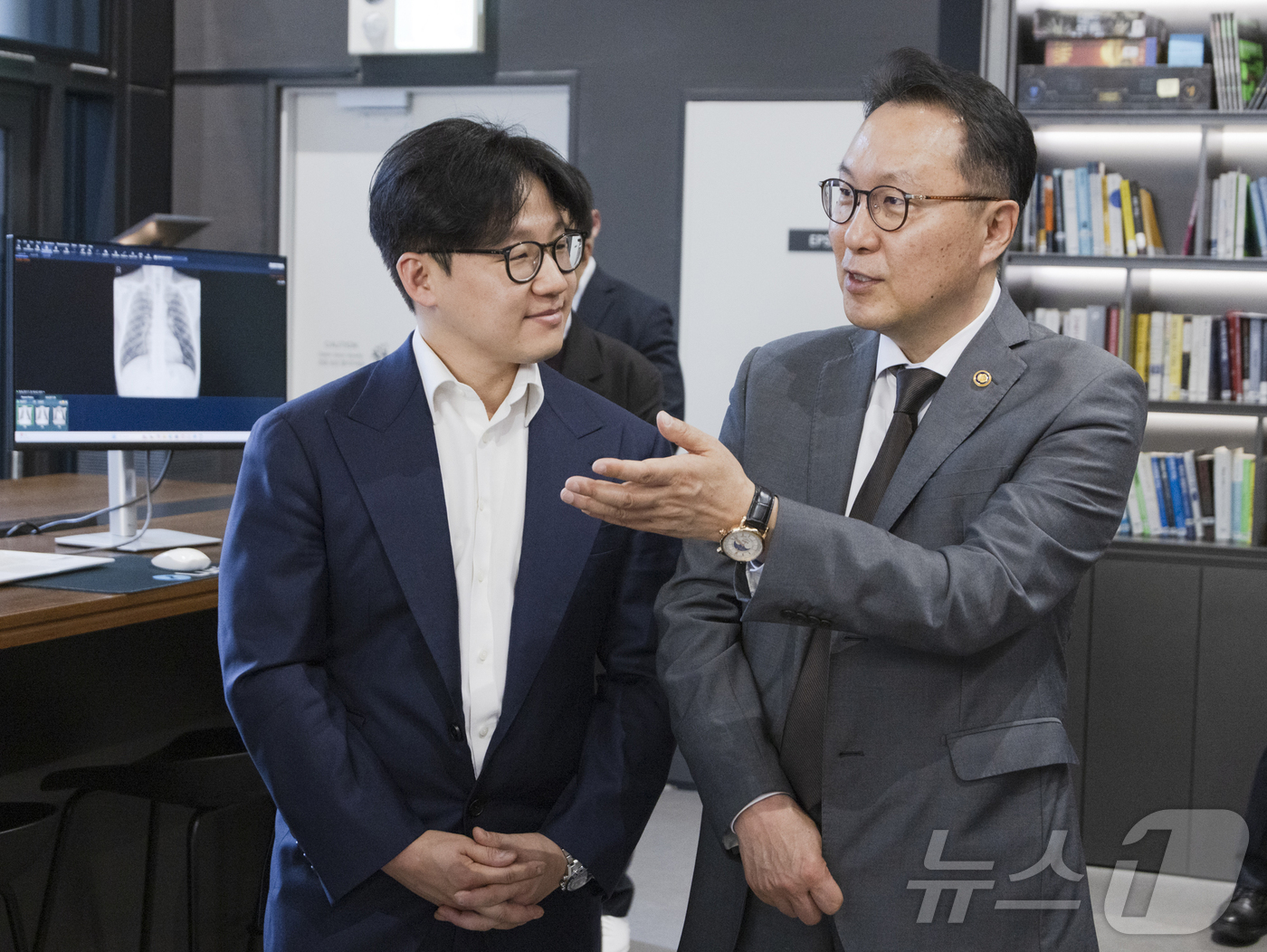 (서울=뉴스1) 김진환 기자 = 박민수 보건복지부 제2차관이 9일 서울 강남구 의료기기 기업 루닛을 방문해 AI 기반 의료기술 제품 설명을 듣고 있다. (보건복지부 제공, 재판매 …