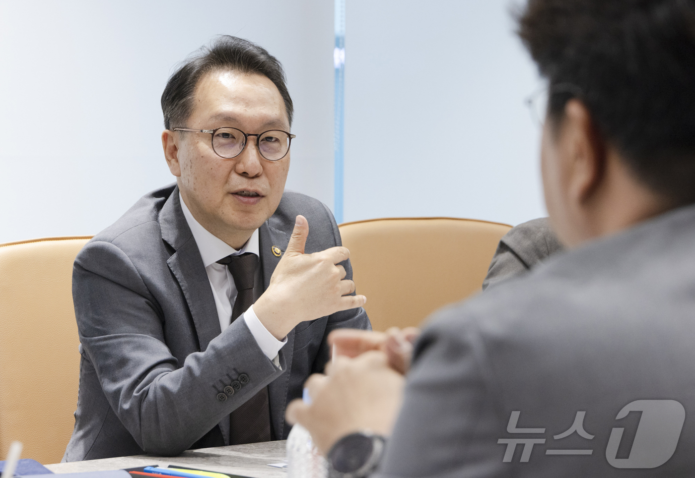 (서울=뉴스1) 김진환 기자 = 박민수 보건복지부 제2차관이 9일 서울 강남구 의료기기 기업 루닛을 방문해 AI 기반 의료기술(제품) 시연 및 간담회에서 애로사항을 청취하고 있다. …