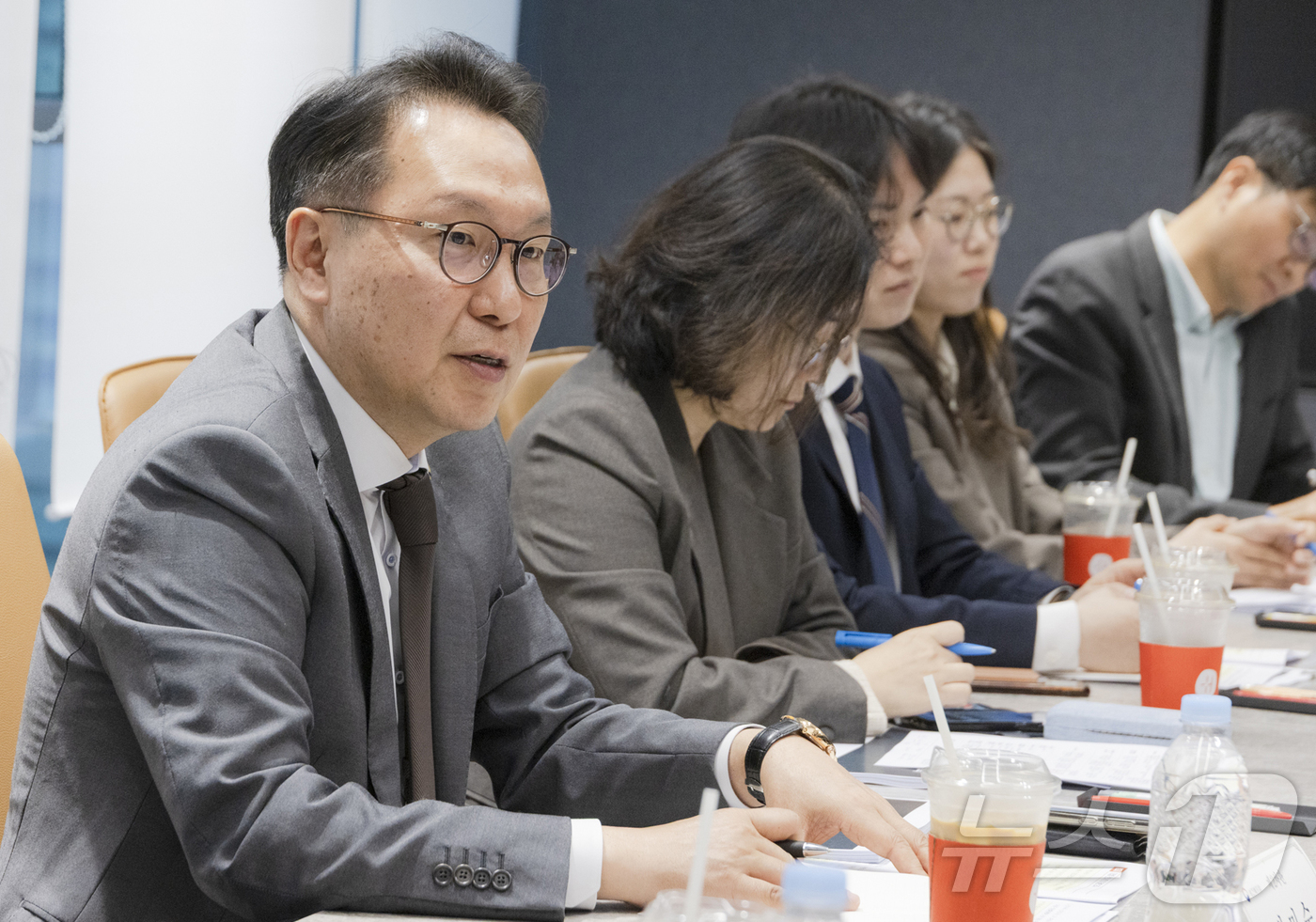 (서울=뉴스1) 김진환 기자 = 박민수 보건복지부 제2차관이 9일 서울 강남구 의료기기 기업 루닛을 방문해 AI 기반 의료기술(제품) 시연 및 간담회에서 애로사항을 청취하고 있다. …