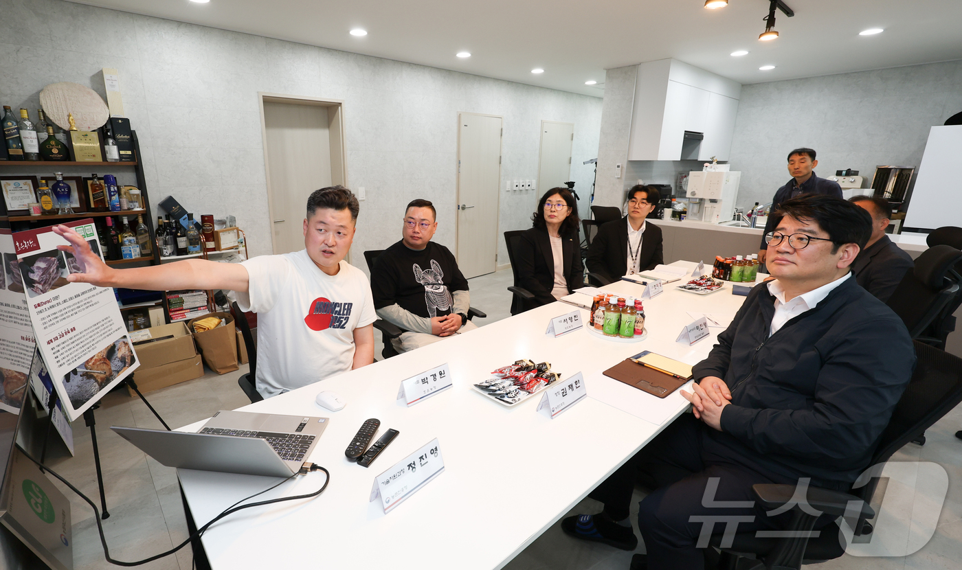 (서울=뉴스1) 김진환 기자 = 권재한 농촌진흥청장이 9일 충남 예산군 양돈 선도 농가를 방문해 현대화 시설과 운영 상황을 살펴보고 있다. (농촌진흥청 제공, 재판매 및 DB금지) …