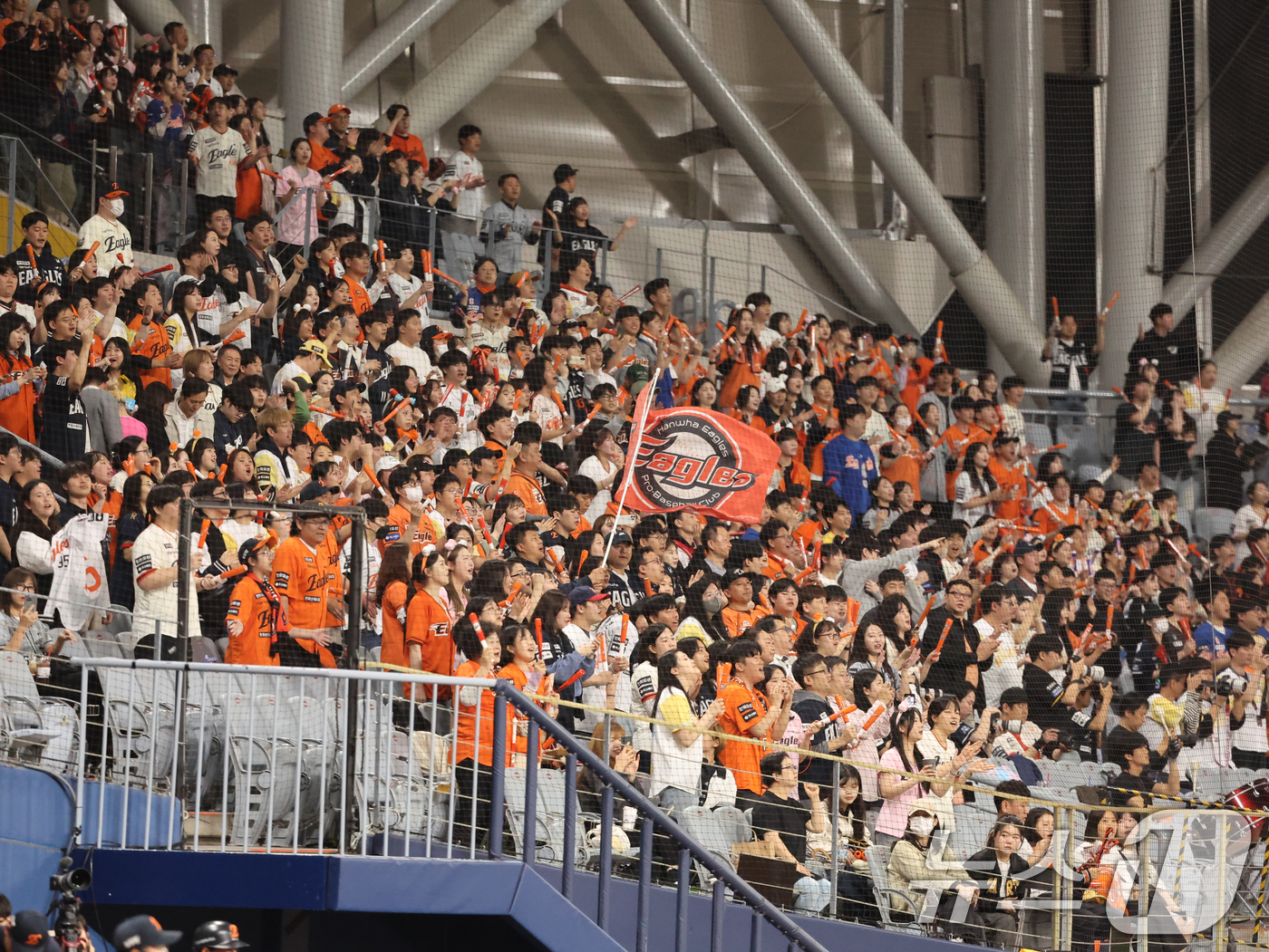 (서울=뉴스1) 황기선 기자 = 9일 오후 서울 구로구 고척스카이돔에서 열린 프로야구 '2025 신한 SOL뱅크 KBO리그' 한화 이글스와 키움 히어로즈의 경기에서 원정팀 한화 팬 …