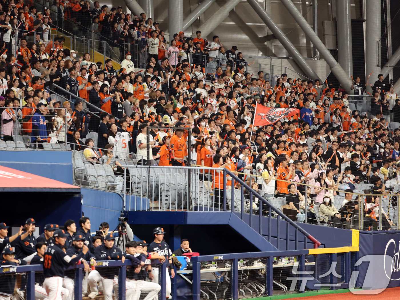 (서울=뉴스1) 황기선 기자 = 9일 오후 서울 구로구 고척스카이돔에서 열린 프로야구 '2025 신한 SOL뱅크 KBO리그' 한화 이글스와 키움 히어로즈의 경기에서 원정팀 한화 팬 …