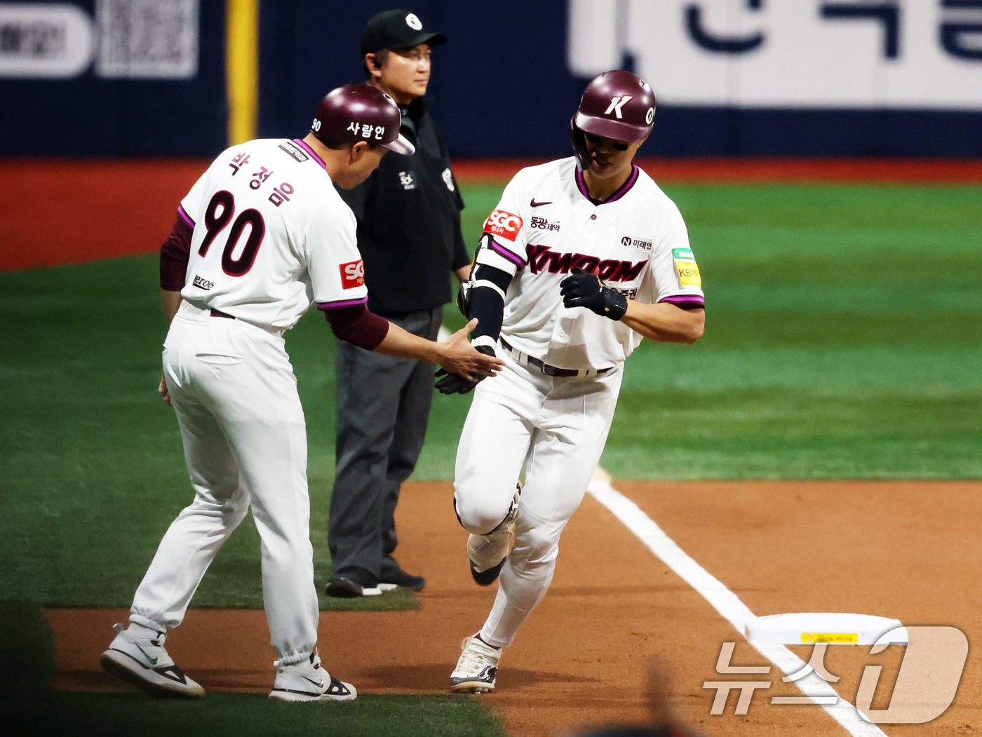 (서울=뉴스1) 황기선 기자 = 9일 오후 서울 구로구 고척스카이돔에서 열린 프로야구 '2025 신한 SOL뱅크 KBO리그' 한화 이글스와 키움 히어로즈의 경기 1회말 무사 주자없 …
