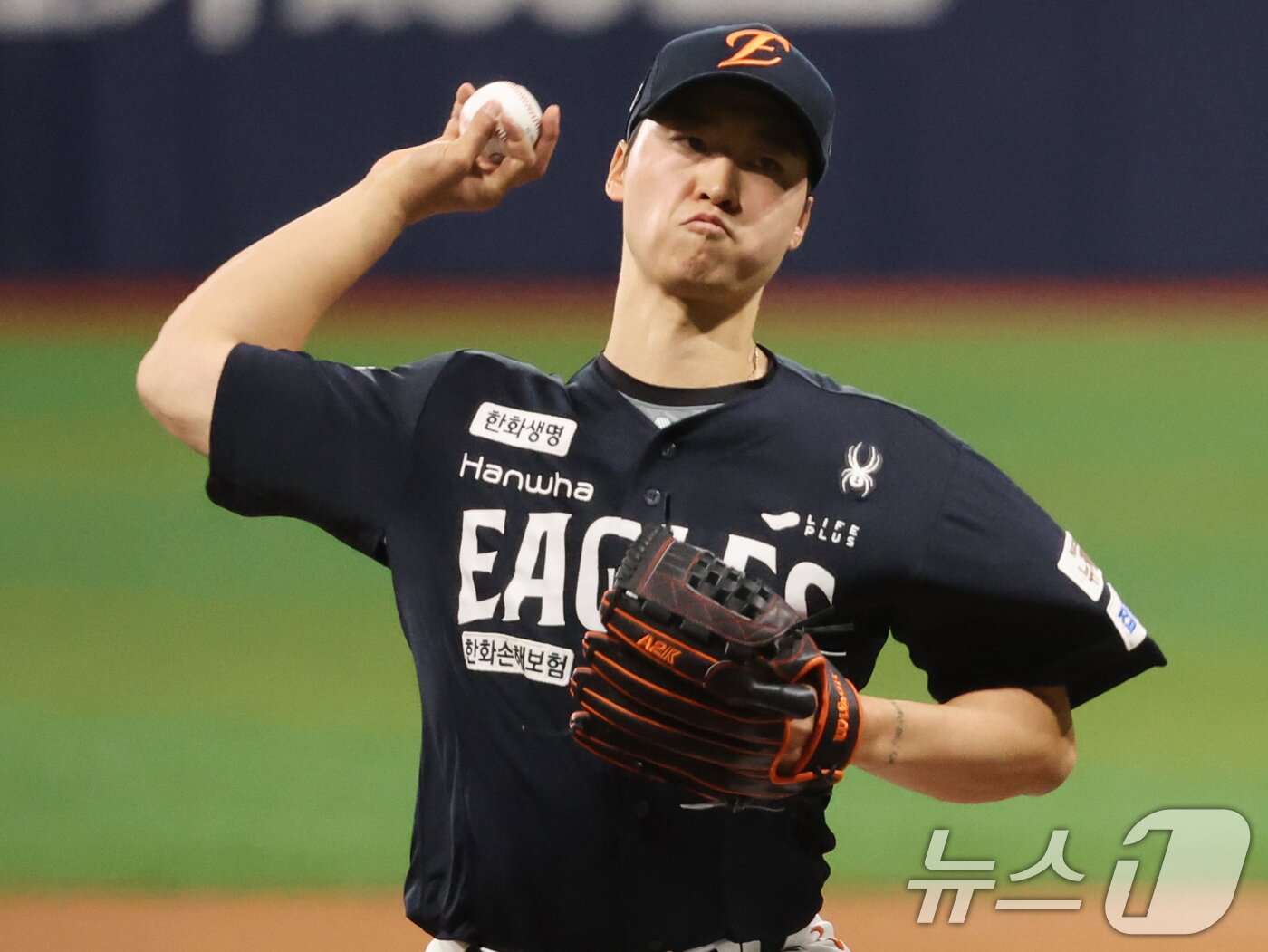 본문 이미지 - 9일 오후 서울 구로구 고척스카이돔에서 열린 프로야구 '2025 신한 SOL뱅크 KBO리그' 한화 이글스와 키움 히어로즈의 경기에서 한화 선발 엄상백이 역투하고 있다. 2025.5.9/뉴스1 ⓒ News1 황기선 기자