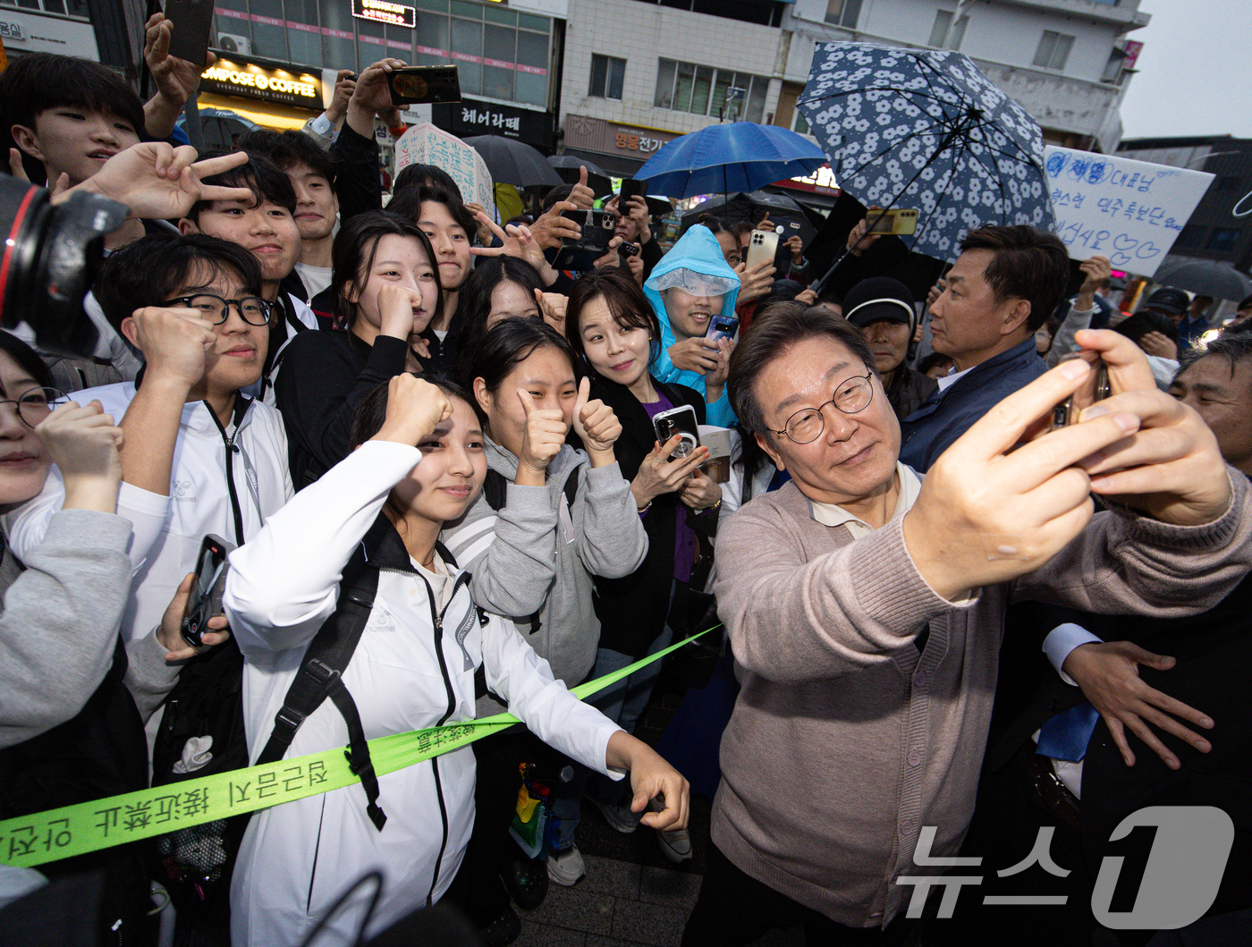 (고령=뉴스1) 이재명 기자 = 3차 경청투어에 나선 이재명 더불어민주당 대통령 후보가 9일 오후 경북 고령군 대가야광장에서 학생들과 기념촬영을 하고 있다. 2025.5.9/뉴스1 …