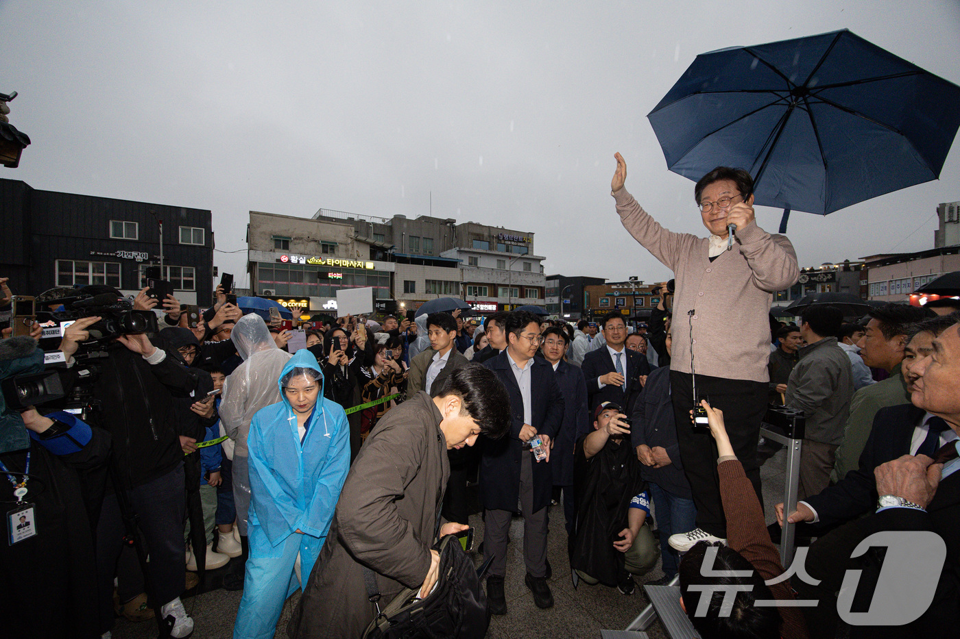 (고령=뉴스1) 이재명 기자 = 3차 경청투어에 나선 이재명 더불어민주당 대통령 후보가 9일 오후 경북 고령군 대가야광장에서 연설을 하기 전 인사하고 있다. 2025.5.9/뉴스1 …