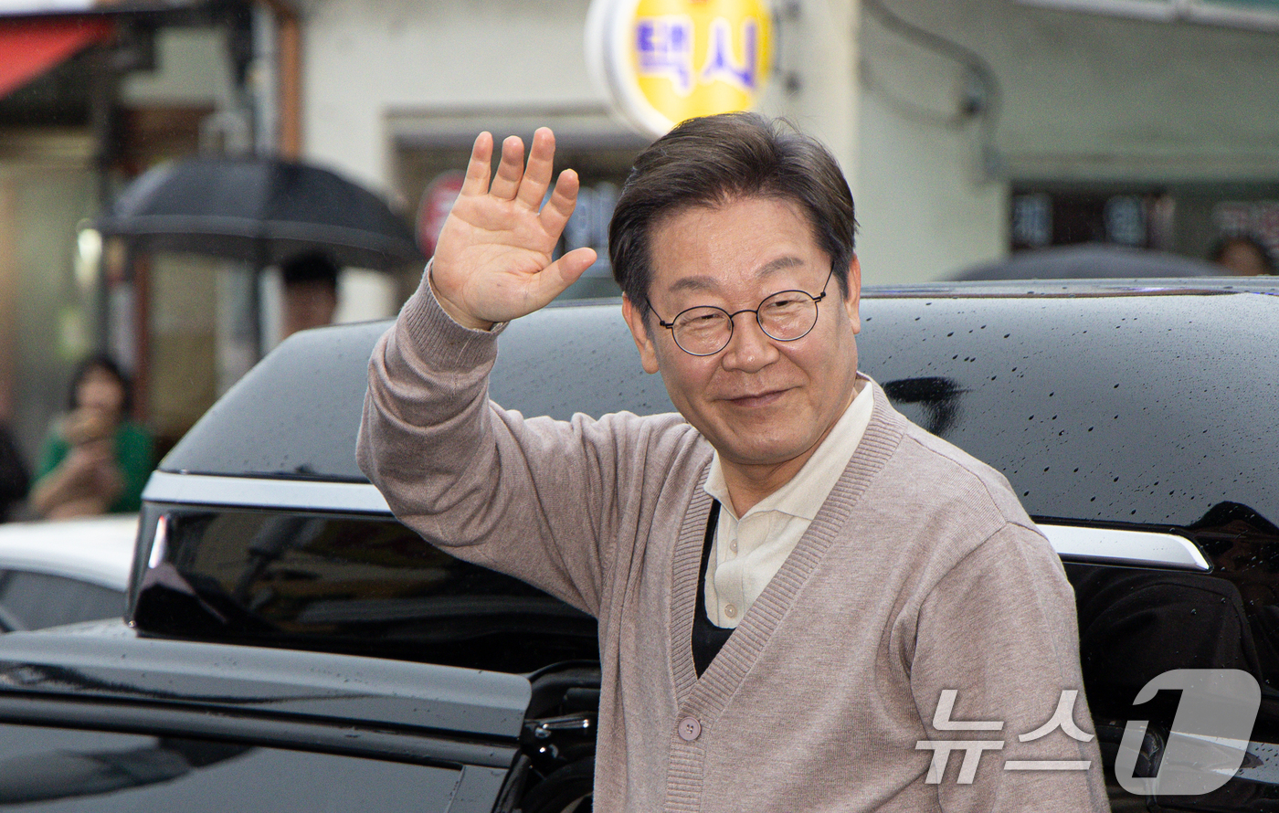 (고령=뉴스1) 이재명 기자 = 3차 경청투어에 나선 이재명 더불어민주당 대통령 후보가 9일 오후 경북 고령군 대가야광장 인근에서 시민들과 인사하기 위해 도착하고 있다. 2025. …