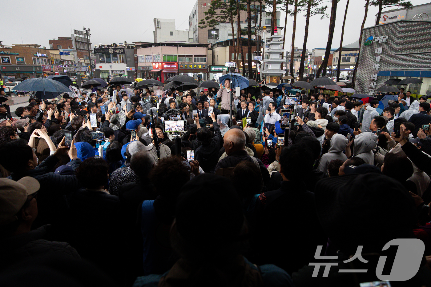 (고령=뉴스1) 이재명 기자 = 3차 경청투어에 나선 이재명 더불어민주당 대통령 후보가 9일 오후 경북 고령군 대가야광장에서 연설을 하고 있다. 2025.5.9/뉴스1
