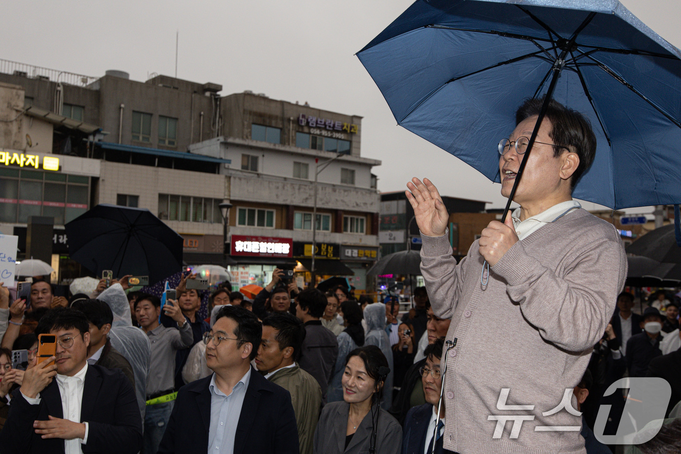 (고령=뉴스1) 이재명 기자 = 3차 경청투어에 나선 이재명 더불어민주당 대통령 후보가 9일 오후 경북 고령군 대가야광장에서 연설을 하고 있다. 2025.5.9/뉴스1