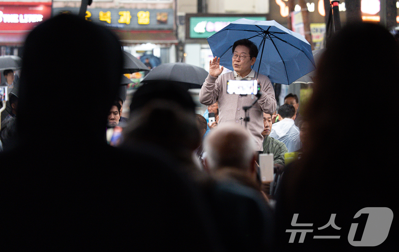 (고령=뉴스1) 이재명 기자 = 3차 경청투어에 나선 이재명 더불어민주당 대통령 후보가 9일 오후 경북 고령군 대가야광장에서 연설을 하고 있다. 2025.5.9/뉴스1