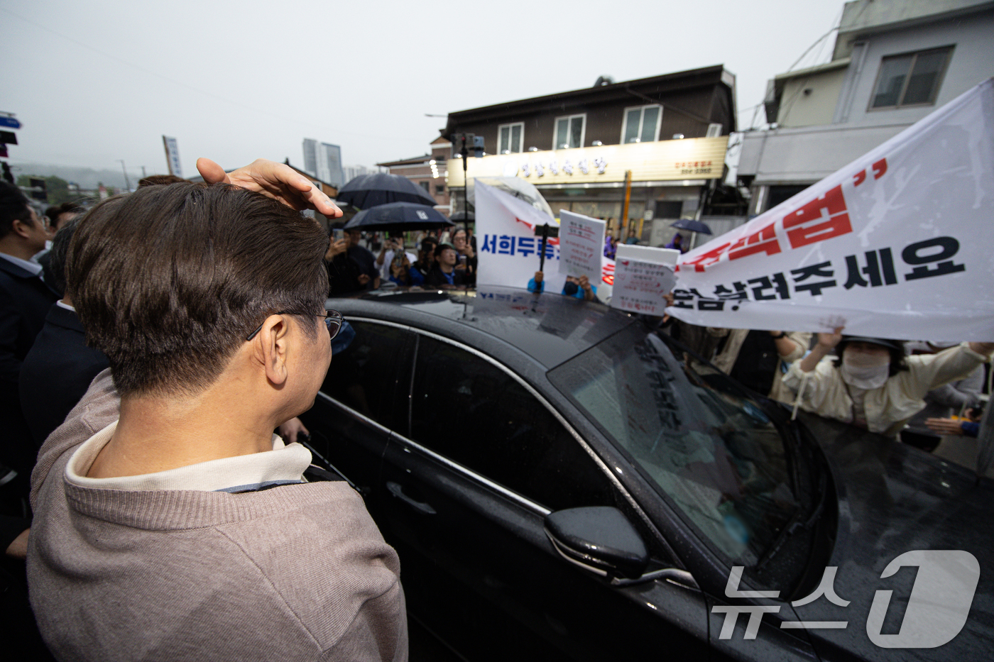 (고령=뉴스1) 이재명 기자 = 3차 경청투어에 나선 이재명 더불어민주당 대통령 후보가 9일 오후 경북 고령군 대가야광장에서 인근에서 민원을 청취하고 있다. 2025.5.9/뉴스1 …