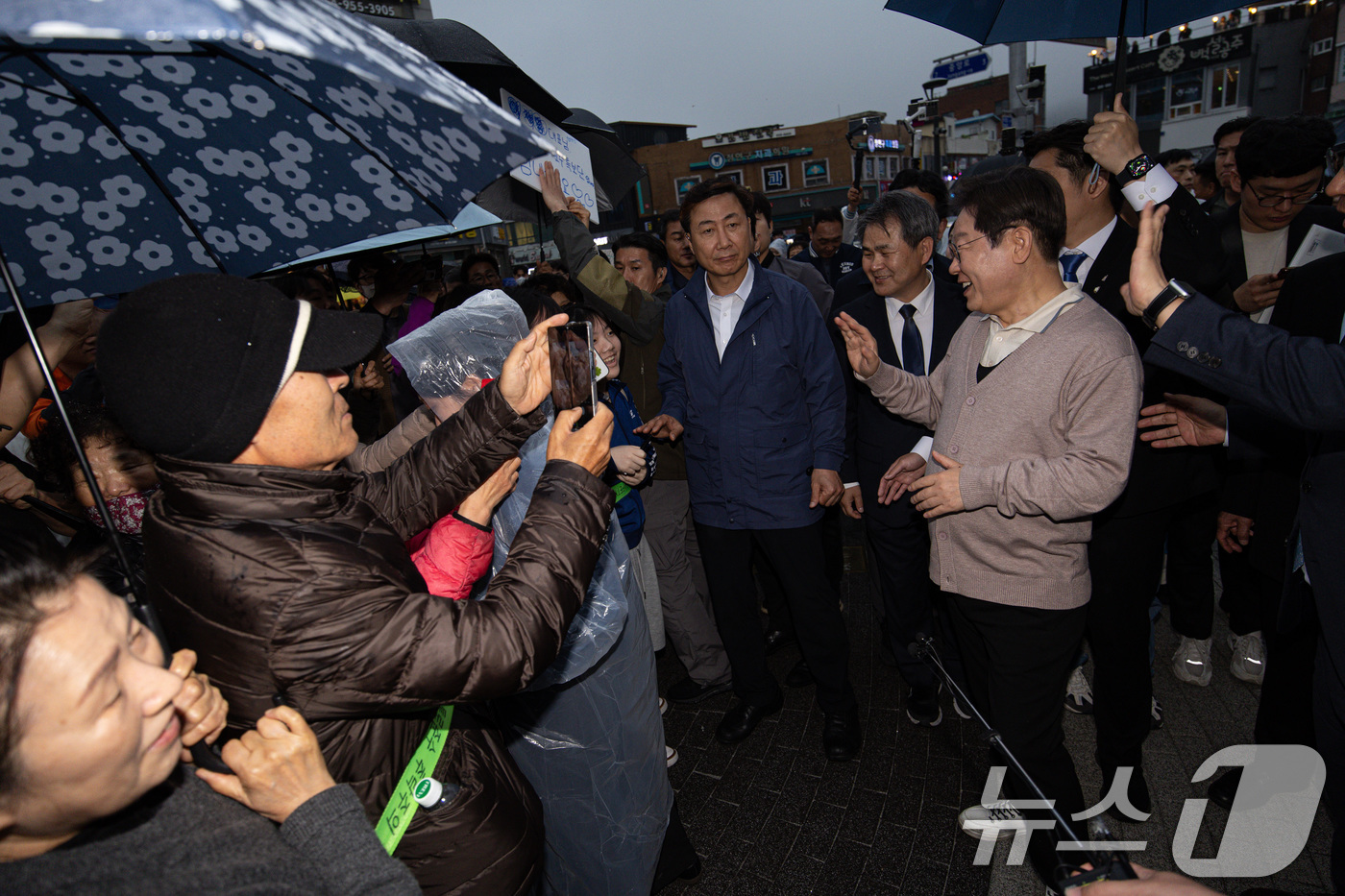 (고령=뉴스1) 이재명 기자 = 3차 경청투어에 나선 이재명 더불어민주당 대통령 후보가 9일 오후 경북 고령군 대가야광장에서 시민들과 인사를 하고 있다. 2025.5.9/뉴스1